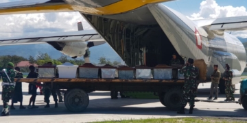 Anggota militer Indonesia menaikkan peti mati ke pesawat pengangkut di Wamena, provinsi Papua, 6 Desember 2018 (foto: Staf STEEL/AFP)