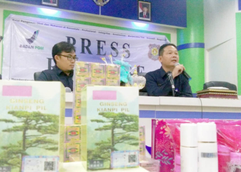 Kepala BPOM Gorontalo Yudi Novandi dalam jumpa pers Senin ( 10/12/2018). Dalam kesempatan itu pihaknya mengatakan, lebih dari 16 ribu kosmetik dan obat obatan illegal yang diperdagangkan melalui sosial media.(Foto: Lukman Polimengo)