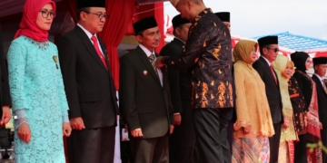 Menteri Sosial RI Agus Gumiwang Kartasasmita menyerahkan penghargaan Satya Lencana Kebaktian Sosial kepada 14 kepala daerah dan tokoh masyarakat yang dinilai berjasa di bidang sosial. Ada 8 bupati/wali kota se Indonesia, 3 kadis sosial, 2 Ketua TPP PKK, dan 1 yayasan yang menerima penghargaan tersebut.