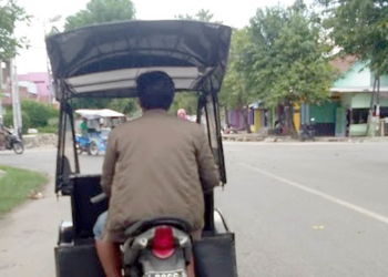 Pengendara bentor yang tidak menggunakan helm.(Foto: Lukman Polimengo)
