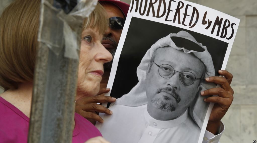 Para peserta unjuk rasa menunjukan poster dalam demo memprotes hilangnya wartawan Jamal Khashoggi di depan Kedutaan Besar Arab Saudi di Washington, 10 Oktober 2018. Khashoggi akhirnya diketahui tewas dibunuh di Konsulat Arab Saudi di Istanbul, Turki.