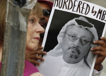 Para peserta unjuk rasa menunjukan poster dalam demo memprotes hilangnya wartawan Jamal Khashoggi di depan Kedutaan Besar Arab Saudi di Washington, 10 Oktober 2018. Khashoggi akhirnya diketahui tewas dibunuh di Konsulat Arab Saudi di Istanbul, Turki.