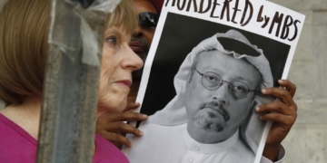 Para peserta unjuk rasa menunjukan poster dalam demo memprotes hilangnya wartawan Jamal Khashoggi di depan Kedutaan Besar Arab Saudi di Washington, 10 Oktober 2018. Khashoggi akhirnya diketahui tewas dibunuh di Konsulat Arab Saudi di Istanbul, Turki.