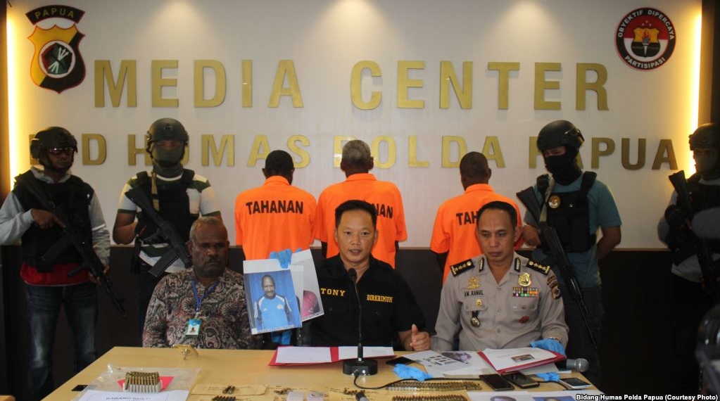 Direskrimum Polda Papua, Kombespol Toni Harsono memaparkan penangkapan pelaku penjualan amunisi di Polda Papua 13 Juni 2018 (foto: Dok. Bidang Humas Polda Papua)
