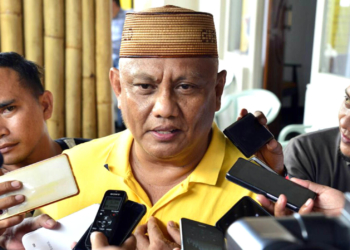 Gubernur Gorontalo, Rusli Habibie saat diwawancarai awak media.(Foto: Humas Pemprov Gorontalo)