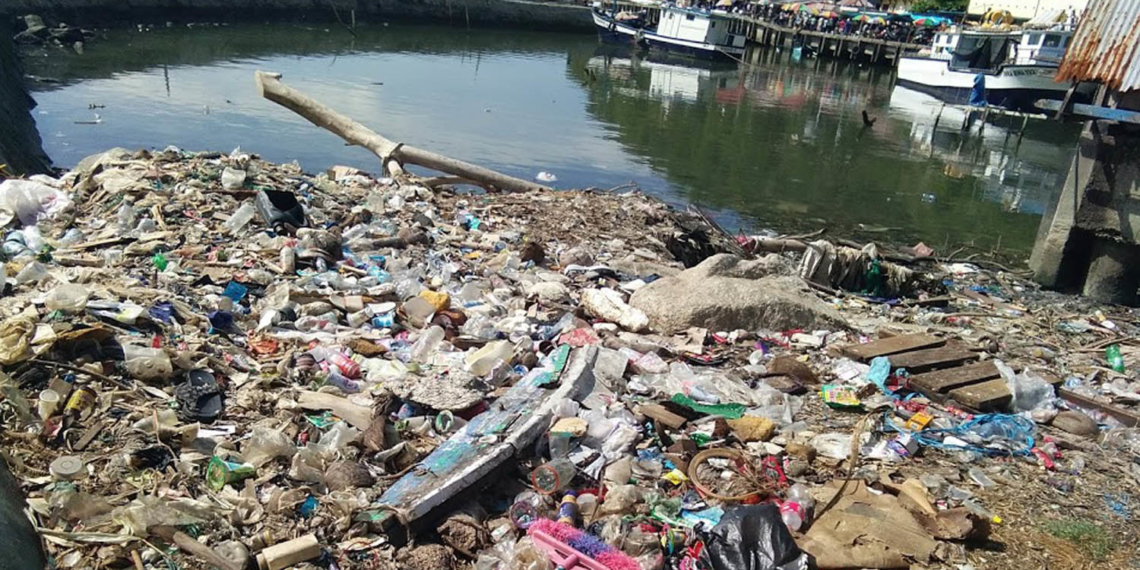 Aneka sampah di Tempat Pelelangan Ikan Kota Gorontalo. Foto: Lukman Polimengo.