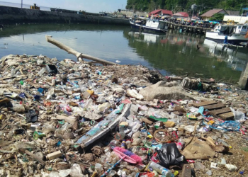 Aneka sampah di Tempat Pelelangan Ikan Kota Gorontalo. Foto: Lukman Polimengo.