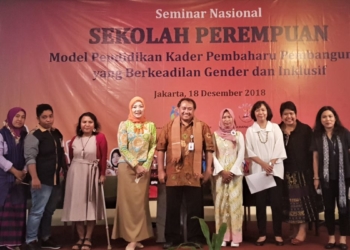 Para narasumber dalam acara Seminar Nasional Sekolah Perempuan: Model Pendidikan Kader Pembaharu Pembangunan yang Berkeadilan Gender dan Inklusif, di Jakarta, Selasa (18/12) (Foto: VOA/Ghita).