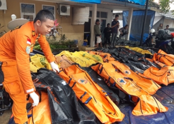 Efakuasi jenazah korban bencana alam tsunami Pandeglan.