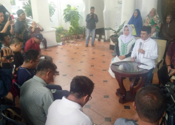 Jelang kedatangan Ustad Abdul Somad, Fadel Moammad selaku Ketua Dewan Al Khairat Nasional, menggelar keterangan persnya, Selasa (25/12/2018) Foto: Lukman Polimengo.