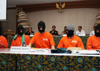 WNA tersangka tindak pidana narkoba, dari kiri-kanan: Jorge Jorge Rafael Albornoz Gammara dari Peru, Frank Zeidler dari Jerman, Cui Bao Lin dari China, seorang pria yang tak diungkap identitasnya, dan Hamdi Izham Hakimi dari Malaysia, dalam jumpa pers di Bali, 3 Desember 2018.