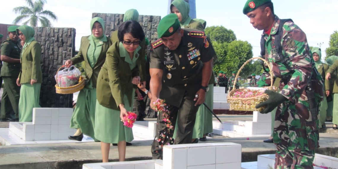 Komandan Korem 133/Nani Wartabone Kolonel Czi Ap Ritiau bersama Ketua Persit Kartika Chandra Kirana., melakukan tabur bunga pada kegiatan Ziarah Rombongan, rangkaian dari Hari Juang Kartika.(Foto: Penerangan Korem 133/Nani Wartabone)