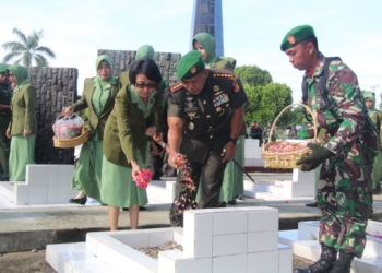 Komandan Korem 133/Nani Wartabone Kolonel Czi Ap Ritiau bersama Ketua Persit Kartika Chandra Kirana., melakukan tabur bunga pada kegiatan Ziarah Rombongan, rangkaian dari Hari Juang Kartika.(Foto: Penerangan Korem 133/Nani Wartabone)