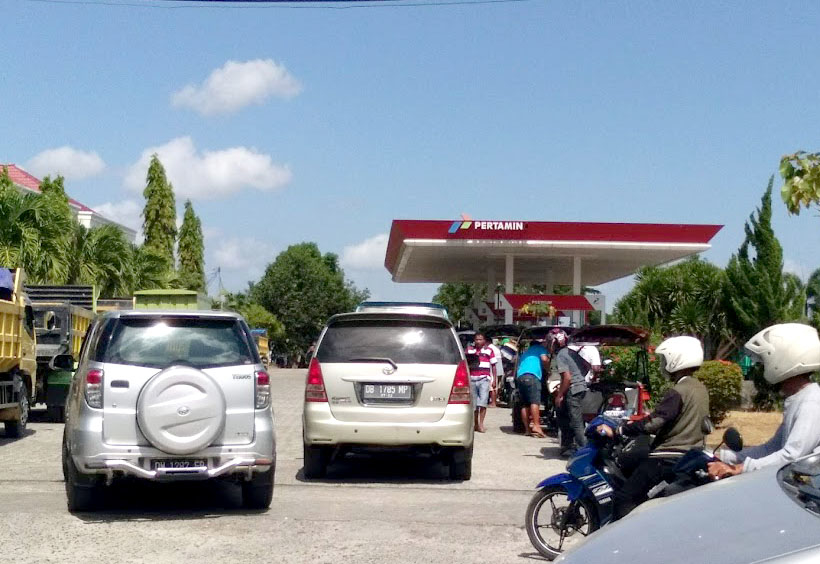 Antrian kendaraan bermotor di salah satu SPBU di Kota Gorontalo.(Foto: Lukman Polimengo)