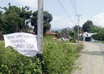 Baliho dari karung bekas milik Niswadi Esa, Caleg dari Partai Gerindra.(Foto: Johan Badawi)