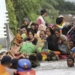 arga naik rakit darurat saat dievakuasi dari rumah kediaman mereka yang terdampak banjir di Makassar, Sulawesi Selatan, 23 Januari 2019.Foto: VOA/AP