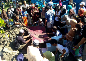 Proses pembongkaran makam dari Masri Dunggio dan Siti Aisyah Hamza, di Desa Toto Selatan, kecamatan Kabila, Sabtu (12/11/2019). kedua makam dipindahkan lantaran keluarga tak mendukung salah satu Caleg. foto: Lukman Polimengo.