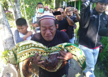 Tak mendukung salah satu Caleg, Pihak keluarga membongkar dan memindahkan makam Siti Aisyah Hamzah dan Masri Dunggio, Sabtu (12/1/2019). Foto: Lukman Polimengo.