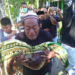 Tak mendukung salah satu Caleg, Pihak keluarga membongkar dan memindahkan makam Siti Aisyah Hamzah dan Masri Dunggio, Sabtu (12/1/2019). Foto: Lukman Polimengo.