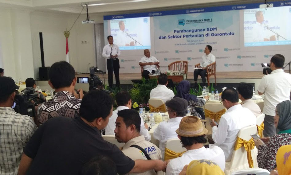 Menteri Pertanian RI Andi Amran Sulaiman dalam diskusi media Forum Merdeka Barat (FMB) 9 yang diinisiasi oleh Ditjen IKP Kementerian Kominfo, Di Aula Rumah Dinas Gubernur Gorontalo, Rabu (30/1/2019).
Foto: Lukman Polimengo.