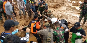 Tim SAR gabungan  mengevakuasi jenazah korban tanah longsor di Sukabumi. Foto: Finroll.com