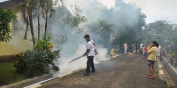 Personil Pangkalan TNI Angkatan Laut (Lantamal) VIII Manado menggelar fogging di Desa Bahowo, Kecamatan Tongkaina, Kota Manado, Jumat (11/1/2019).