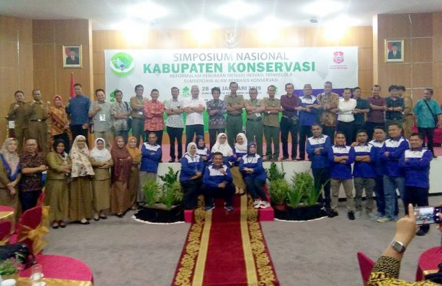 Foto bersama simposium
