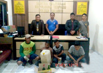Barang bukti minuman keras bersama pemiliknya diamankan di Polsek Taluditi. Foto: Bripda Zainal Sumaila/Polsek Taluditi