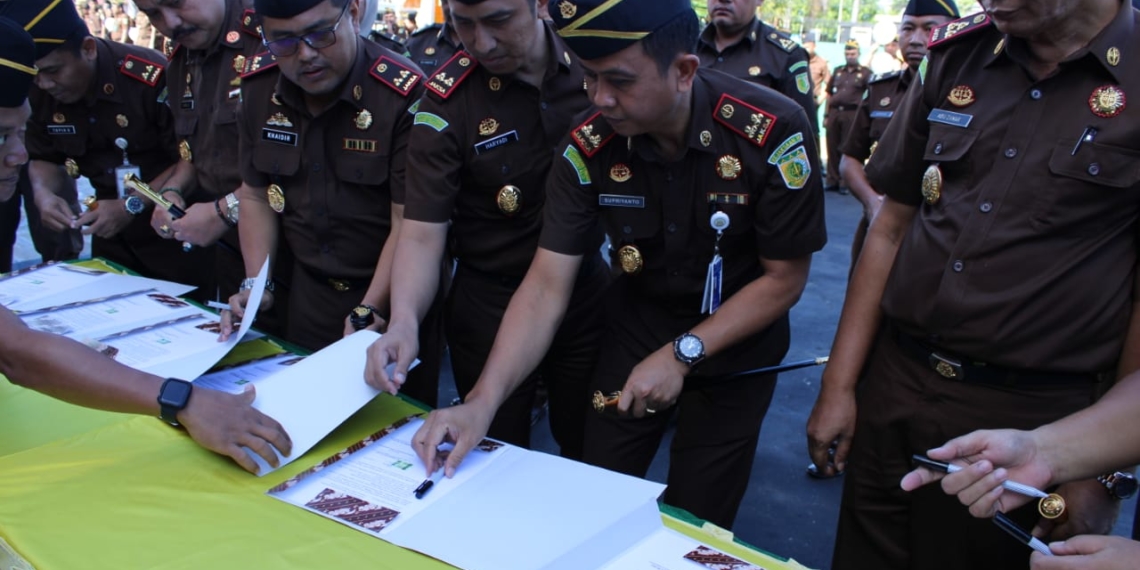 Penandatanganan Pakta Integritas, yang berlangsung di Kantor Kajati Gorontalo