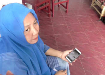 Meiske Samaun, warga Kelurahan Limba U Satu, Kecamatan Kota Selatan, memperlihatkan foto proyektil peluru yang mengenai paha kirinya. (Foto: Lukman Polimengo)