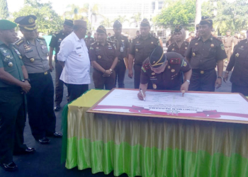 Kajati Gorontalo saat melakukan penandatanganan Pakta Integritas, yang turut disaksikan jajaran Forkopimda Provinsi Gorontalo, Kamis (31/1/2019). Foto: Lukman Polimengo.