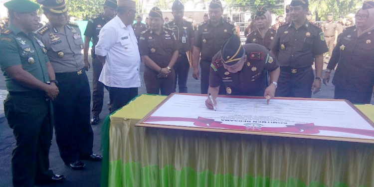 Kajati Gorontalo saat melakukan penandatanganan Pakta Integritas, yang turut disaksikan jajaran Forkopimda Provinsi Gorontalo, Kamis (31/1/2019). Foto: Lukman Polimengo.