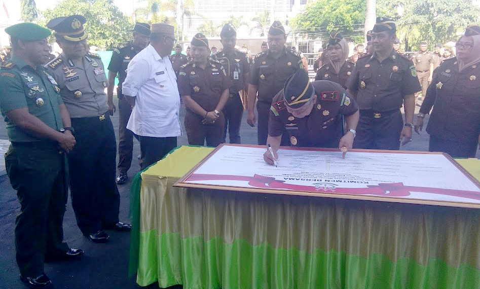 Kajati Gorontalo saat melakukan penandatanganan Pakta Integritas, yang turut disaksikan jajaran Forkopimda Provinsi Gorontalo, Kamis (31/1/2019). Foto: Lukman Polimengo.