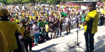 Gubernur Gorontalo, Rusli Habibie, saat memberikan sambutan pada kegiatan Jalan Sehat 201, dalam rangka memperingati Hari Patriotik 23 Januari. Foto: Lukman Polimengo.