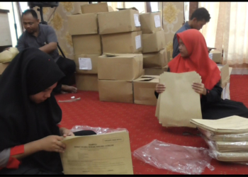 KPU Kota Gorontalo tengah melakukan penyortiran sampul logistik Pemilu 2019. Foto: SC