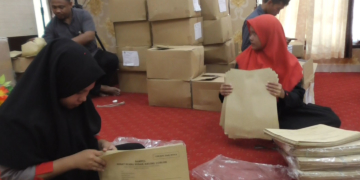 KPU Kota Gorontalo tengah melakukan penyortiran sampul logistik Pemilu 2019. Foto: SC