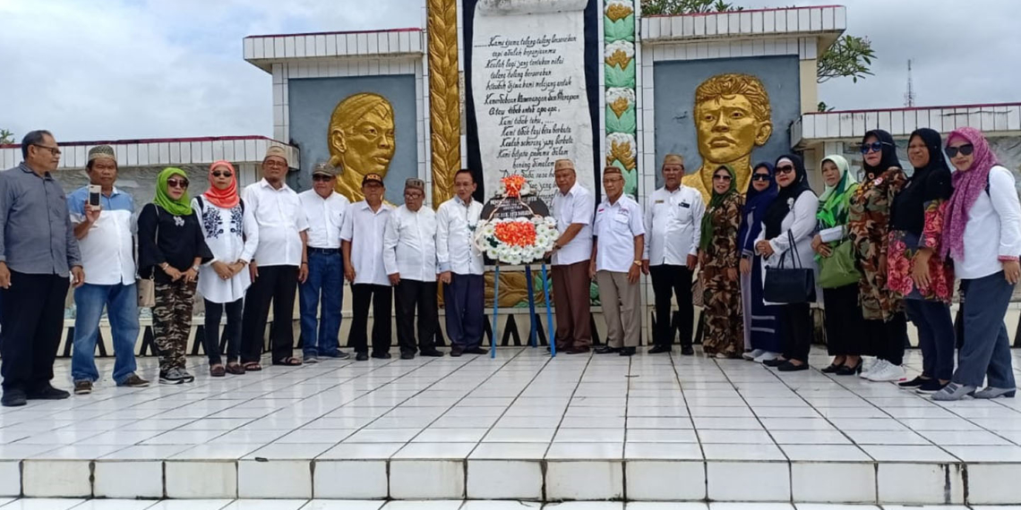 Dalam rangka memperingati Hari Patriotik 23 Januari 1942, Kerukunan Keluarga Indonesia Gorontalo (KKIG) menggelar ziarah ke TMP Kairagi, Manado. Foto: Rahmadian Polontalo.