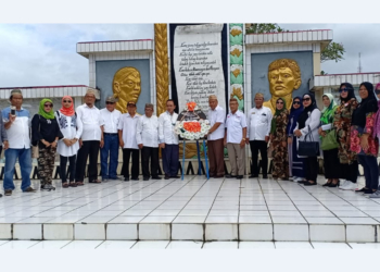 Dalam rangka memperingati Hari Patriotik 23 Januari 1942, Kerukunan Keluarga Indonesia Gorontalo (KKIG) menggelar ziarah ke TMP Kairagi, Manado. Foto: Rahmadian Polontalo.