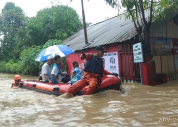 Basarnas Manado mengevakuasi warga yang terjebak banjir di Kelurahan Bailang, Kota Manado, Jumat (1/2/2018). Dokumentasi Basarnas Manado.