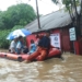 Basarnas Manado mengevakuasi warga yang terjebak banjir di Kelurahan Bailang, Kota Manado, Jumat (1/2/2018). Dokumentasi Basarnas Manado.
