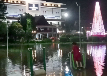 Air menggenangi Lapangan Sparta Tikala, tepatnya di depan Kantor Walikota Manado.