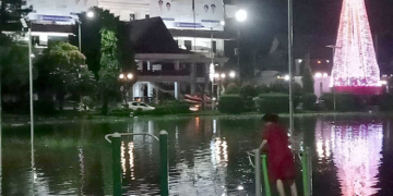 Air menggenangi Lapangan Sparta Tikala, tepatnya di depan Kantor Walikota Manado.