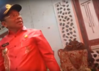 Tindakan marah-marah Bupati Boalemo, Darwis Moridu saat pemberian bantuan beras bagi koraban bencana alam di Kecamatan Tilamuta, Kamis (31/1/209).