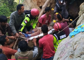Salah seorang petambang yang dievakuasi oleh tim SAR. Diperkirakan, puluhan petambang masih terjebak dalam lubang galian tambang rakyat tambang rakyat di Desa Bakan, Kecamatan Lolayan, Kabupaten Bolaang Mongondow, yang longsor pad Selasa (26/2/2019) malam. Foto: Humas Basarnas Manado.