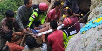 Salah seorang petambang yang dievakuasi oleh tim SAR. Diperkirakan, puluhan petambang masih terjebak dalam lubang galian tambang rakyat tambang rakyat di Desa Bakan, Kecamatan Lolayan, Kabupaten Bolaang Mongondow, yang longsor pad Selasa (26/2/2019) malam. Foto: Humas Basarnas Manado.