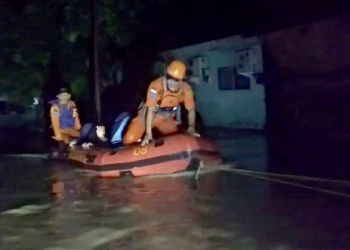 Hingga saat ini Basarnas Manado terus melakukan upaya evakuasi terhadap warga terdampak banjir yang melanda sejumlah wilayah di Kota Manado, Jumat (1/2/2019). Foto: SC.