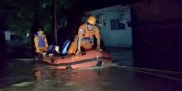 Hingga saat ini Basarnas Manado terus melakukan upaya evakuasi terhadap warga terdampak banjir yang melanda sejumlah wilayah di Kota Manado, Jumat (1/2/2019). Foto: SC.
