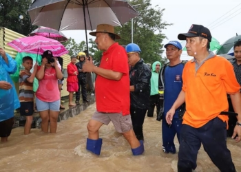 Gubernur Sulawesi Utar Olly Dondokambey, meninjau langsung warga yang terdampak banjir, Jumat (1/2/2019)