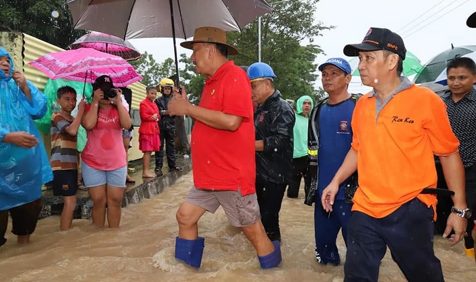 Gubernur Sulawesi Utar Olly Dondokambey, meninjau langsung warga yang terdampak banjir, Jumat (1/2/2019)