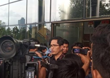 Jubir KPK Febri Diansyah memberikan klarifikasi soal dua penyidik yang di aniaya di Hotel Borobudur. (Suara.com/Ade Dianti)